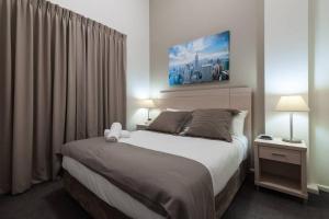 A bed or beds in a room at Charming Apartment Minutes to Darling Harbour