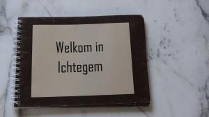 een notitieboek met de woorden wijsheid in liberalisme erop geschreven bij Reigerhuisje in Ichtegem