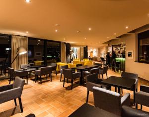 聖瓦倫蒂諾－阿拉穆塔的住宿－施托克爾酒店，餐厅设有桌椅,背景人员