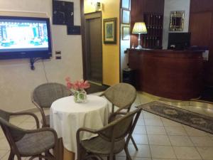 TV a/nebo společenská místnost v ubytování Hotel Ristorante Rinelli