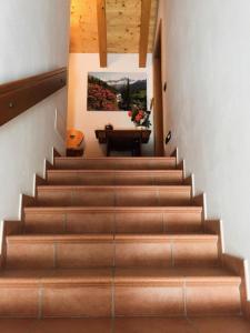 eine Treppe in einem Gebäude mit einem Bild an der Wand in der Unterkunft Affittacamere da Silvia in Santa Barbara