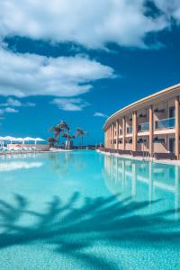 uma grande piscina com um edifício ao fundo em Iberostar Selection Fuerteventura Palace em Morro del Jable