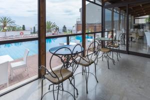 Uitzicht op het zwembad bij Hotel Villa Esperia of in de buurt