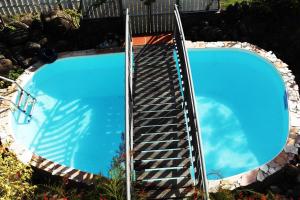 una escalera que conduce a una piscina en Villa de charme avec piscine MQAA07, en Les Anses-dʼArlet
