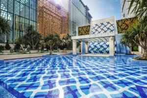 pavimento piastrellato blu e bianco in un edificio di MGM Cotai a Macao