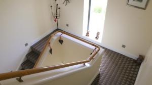 una rampa di scale in una camera con ringhiera di Emy Lakehouse - near Castle Leslie, Glaslough a Monaghan Altre 17 foto