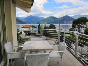 ピゾーニェにあるAppartamento Goenの湖の景色を望むバルコニー(テーブル、椅子付)