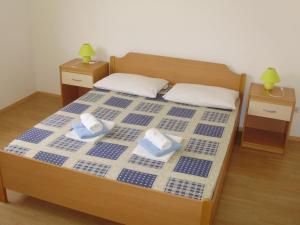 a model of a bed with two towels on it at Villa Welcome in Vrboska