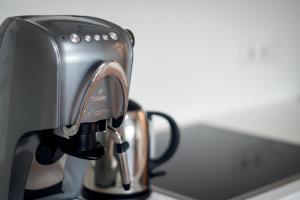 ゼンフテンベルクにあるApartment Senftenberg - 1907のカウンターに座る黒コーヒーメーカー