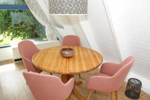 ダンプにあるZeltdachhaus mit WLAN in Strandnaeheの木製テーブル、椅子(上段にボウル付)