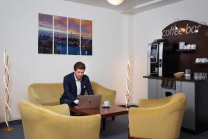 Příslušenství pro přípravu čaje a kávy v ubytování Hotel Morgenland