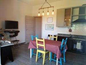 a kitchen with a table with chairs and a tv at Mamma Casa Superior in Rimini