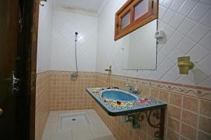 W łazience znajduje się umywalka i lustro. w obiekcie Riad Taghazoute w Marakeszu