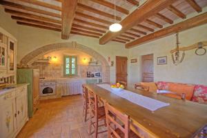 Kuchyň nebo kuchyňský kout v ubytování Castelmuzio by PosarelliVillas