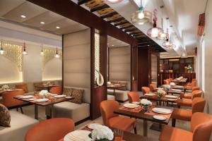 En restaurant eller et andet spisested på Souq Al Wakra Hotel Qatar By Tivoli