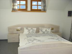 ein Schlafzimmer mit einem großen weißen Bett und einem Fenster in der Unterkunft Werner Hinteregger in Bad Kleinkirchheim