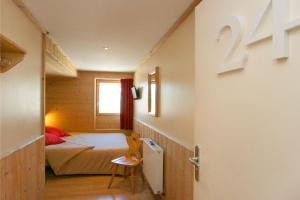 Postel nebo postele na pokoji v ubytování Hotel le Sherpa