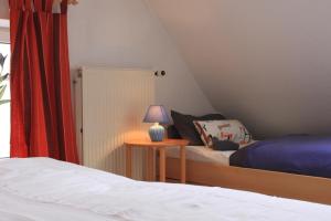 ブラウンラーゲにあるHarzer Roller 1+2のベッドルーム1室(ベッド1台、ランプ付きテーブル付)