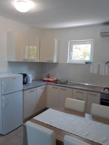 Een keuken of kitchenette bij Apartments Jeličić
