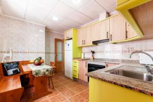 eine Küche mit einer Spüle und einer Arbeitsplatte in der Unterkunft Bungalow frente al mar in Torrevieja