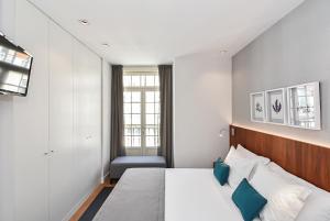 una stanza d'albergo con un letto e una sedia di Augusta Residence Apartments a Lisbona