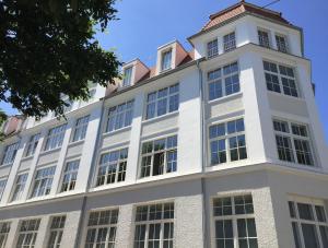 un grand bâtiment blanc avec une tour dans l'établissement Anker Guest House, à Bielefeld