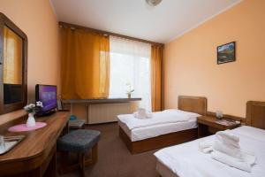 Televiisor ja/või meelelahutuskeskus majutusasutuses Hotel SOREA ĎUMBIER