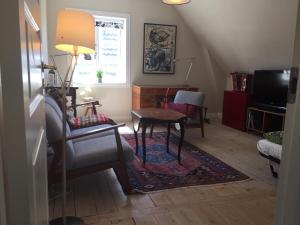 uma sala de estar com uma cadeira e uma mesa em Villa Valby em Copenhague