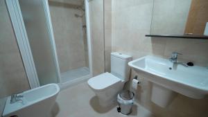 łazienka z toaletą, umywalką i prysznicem w obiekcie As Apartamentos Turisticos w mieście Morche +29 zdjęć