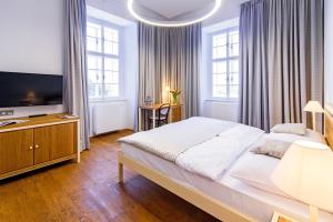 Postel nebo postele na pokoji v ubytování Hotel Zámek Svijany