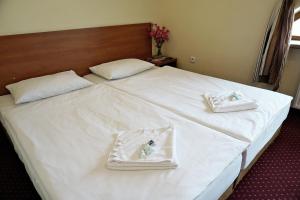 
Łóżko lub łóżka w pokoju w obiekcie Dwór Świętoszówka
