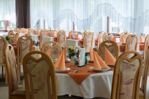 Restoran või mõni muu söögikoht majutusasutuses Hotel SOREA ĎUMBIER