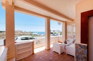 トレビエハにあるCasa Frente Al Marの海の景色を望むバルコニー付きの客室です。