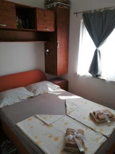 Postel nebo postele na pokoji v ubytování Apartmani Babić Vir