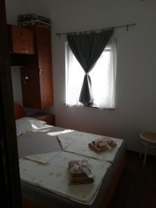 Postel nebo postele na pokoji v ubytování Apartmani Babić Vir