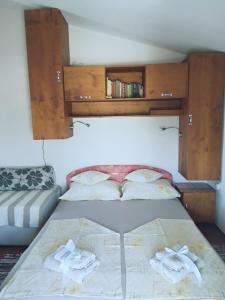 Postel nebo postele na pokoji v ubytování Apartmani Babić Vir