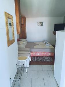 Postel nebo postele na pokoji v ubytování Apartmani Babić Vir