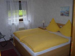 Un pat sau paturi într-o cameră la Ferienwohnung Am Limespfad