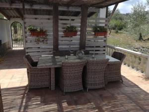 un patio con mesa y sillas en una terraza en Casa Olivo, en Perelló