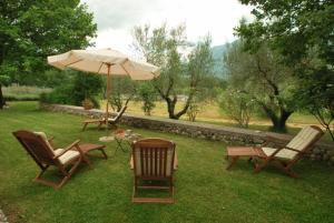 a group of chairs and a table with an umbrella at Antica Tenuta in Balsorano Nuovo