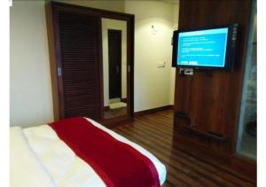 a bedroom with a bed and a flat screen tv at Exotic Kufri stay with Incredible Views in Kūfrī