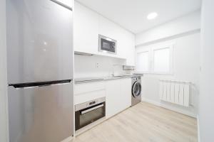 A kitchen or kitchenette at Apartamento Centro-Playa II Még 30 kép