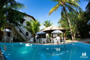 A piscina localizada em Pousada Hibiscus ou nos arredores