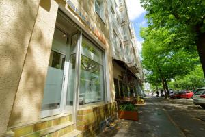 un escaparate en el lateral de un edificio en Planet Berlin City Apartments, en Berlín