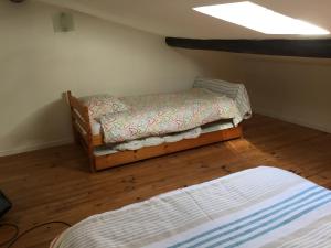 1 Schlafzimmer mit 2 Einzelbetten in einem Zimmer in der Unterkunft Le Bois Tableau in Muron