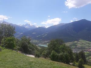 - une vue sur une vallée avec des montagnes en arrière-plan dans l'établissement Hofschank Reinalterhof, à Malles Venosta