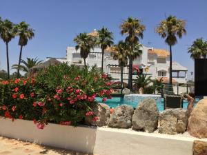 The swimming pool at or close to La Perla Azul - Terraza panorámica al Sol