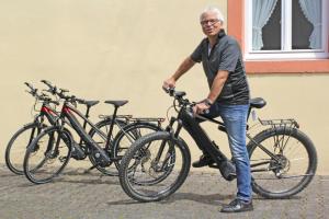 un hombre parado junto a una fila de bicicletas en Pension Martinerhof en Wintrich