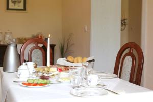 una mesa con un mantel blanco con comida. en Pension Martinerhof, en Wintrich