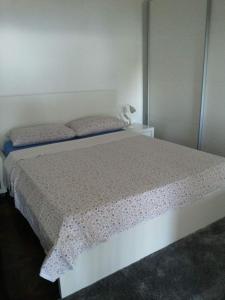 Een bed of bedden in een kamer bij Studio Apartment Ines, Cozy, Stunning View, Parking, Pet Friendly